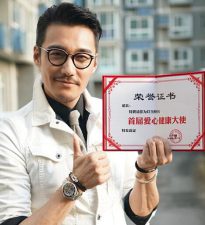 胡兵化身叮当小哥 现身空巢老人家中暖人心